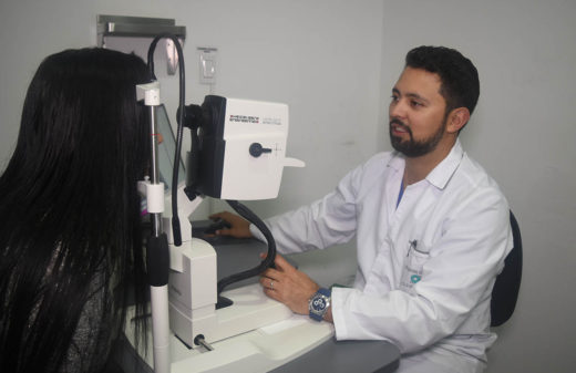 Oftalmólogo especialista en retina y vítreo con más de 13 años de experiencia y experto en cirugía de cataratas, faco refractiva y procedimientos láser.