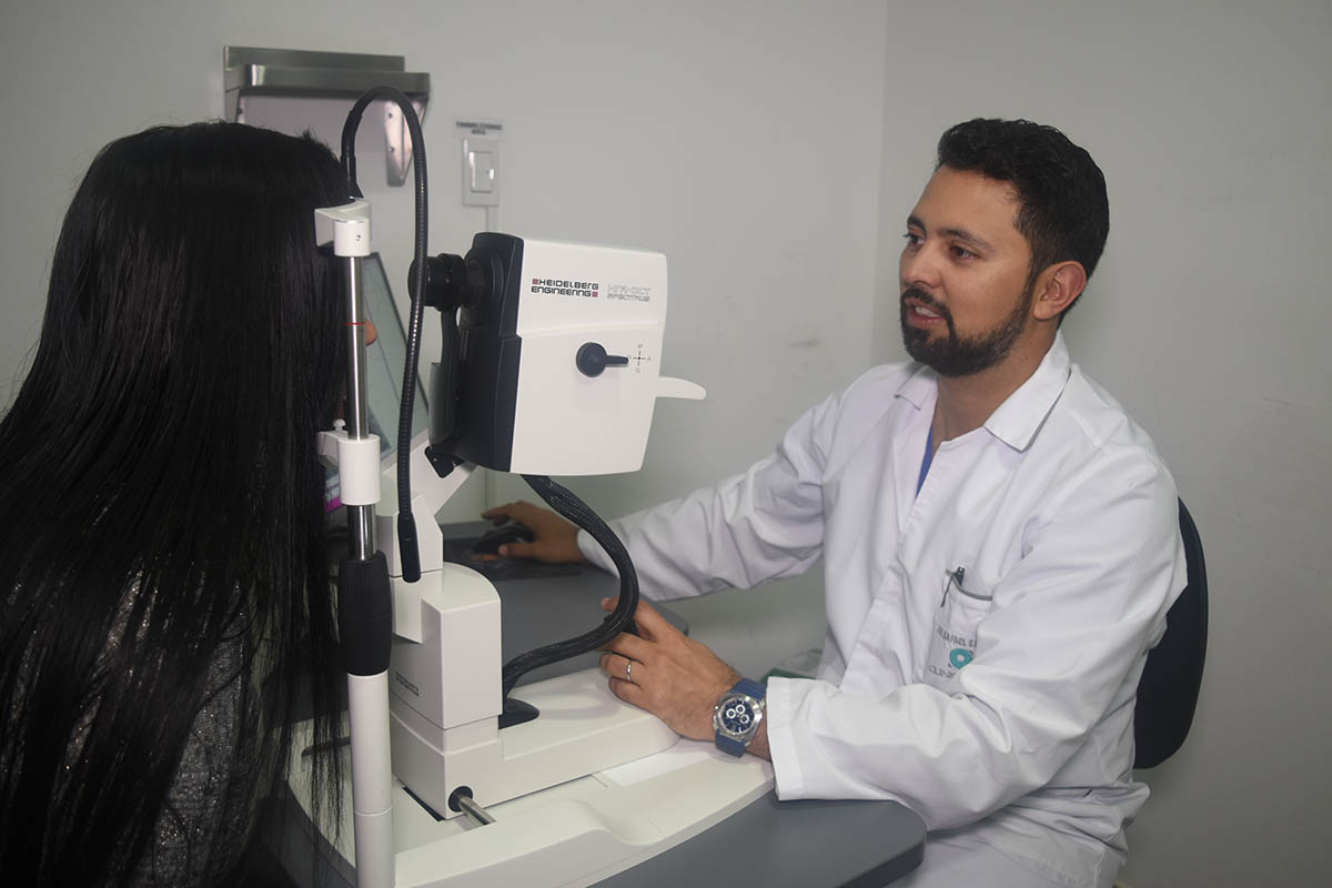 Oftalmólogo especialista en retina y vítreo con más de 13 años de experiencia y experto en cirugía de cataratas, faco refractiva y procedimientos láser.