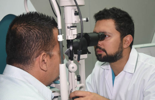 Oftalmólogo especialista en retina y vítreo con más de 13 años de experiencia y experto en cirugía de cataratas, faco refractiva y procedimientos láser.